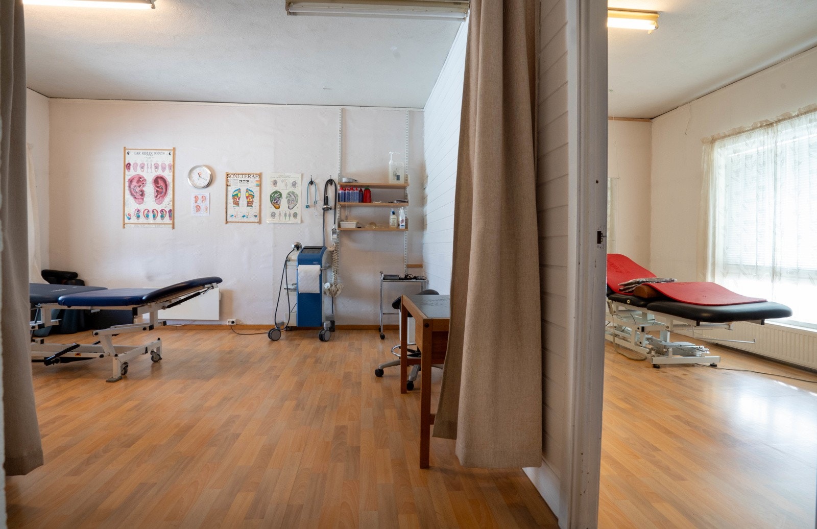 Behandlingsrom 1 og 2 sett fra gangsone Galleribilde