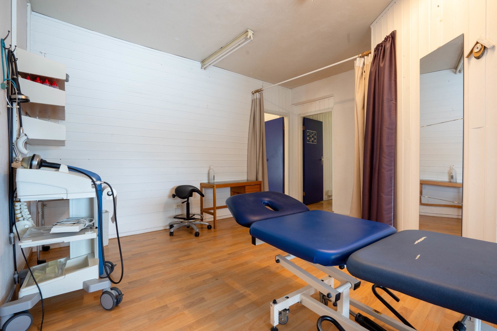 Behandlingsrom 1 sett mot gang og behandlingsrom 2 Galleribilde