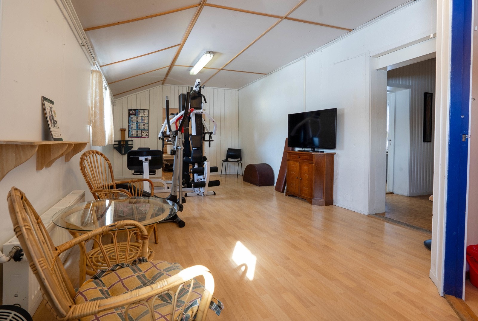Treningsrom med inngang til toalett, gangsone og behandlingsrom Galleribilde