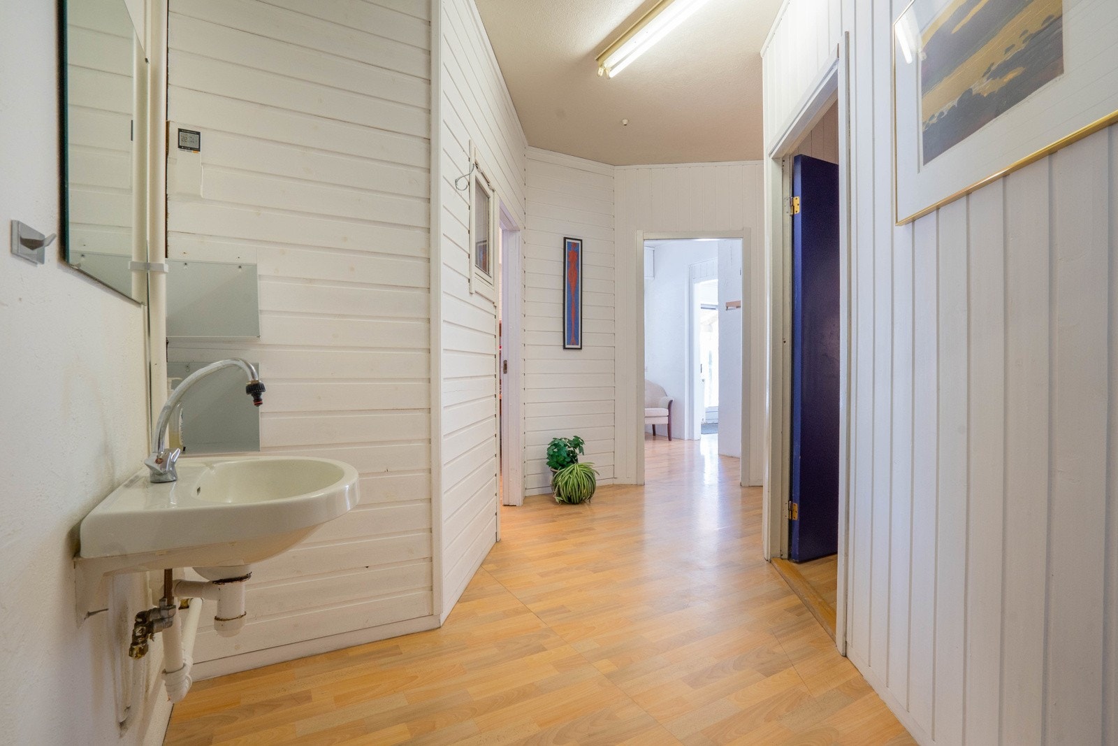 Gang sett mot inngang til lagerrom, kontor og inngangsparti Galleribilde