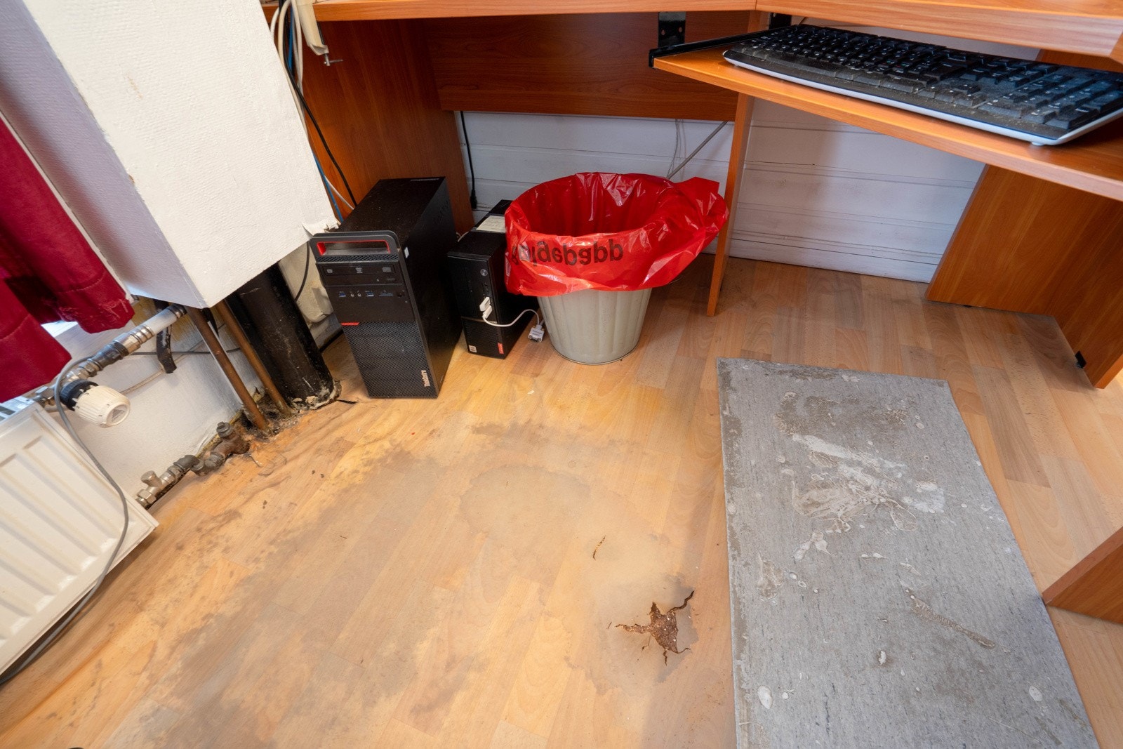 Skader i gulv etter vannskade fra 2.etg Galleribilde