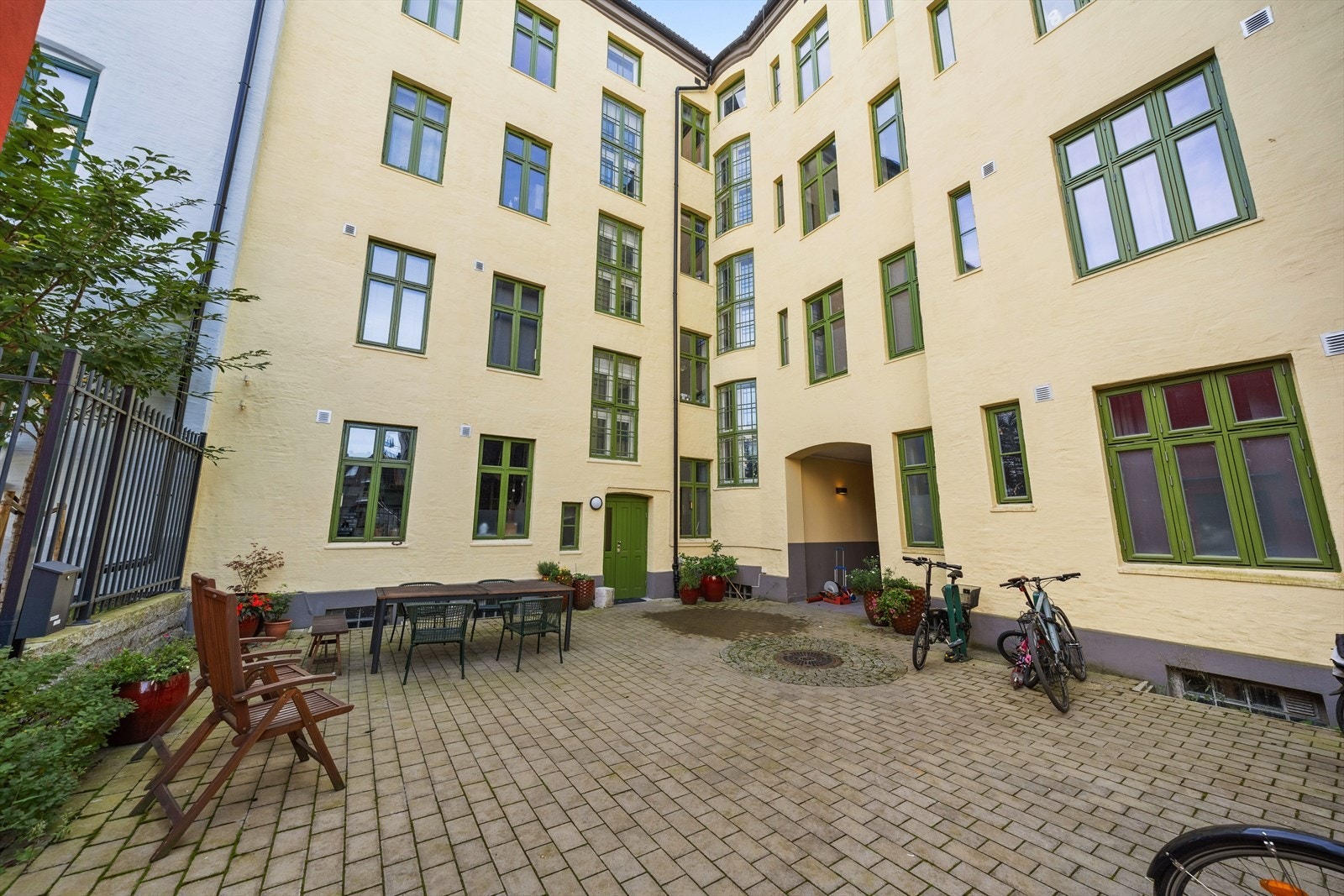 Felles bakgård Galleribilde