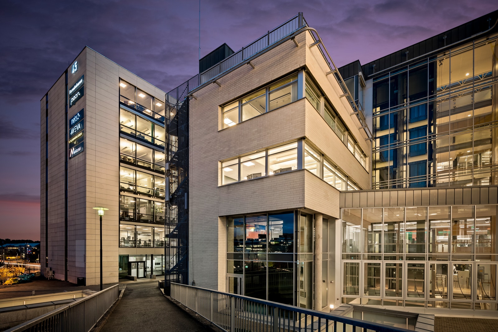 Eiendommen fra gangveien med god eksponering Galleribilde