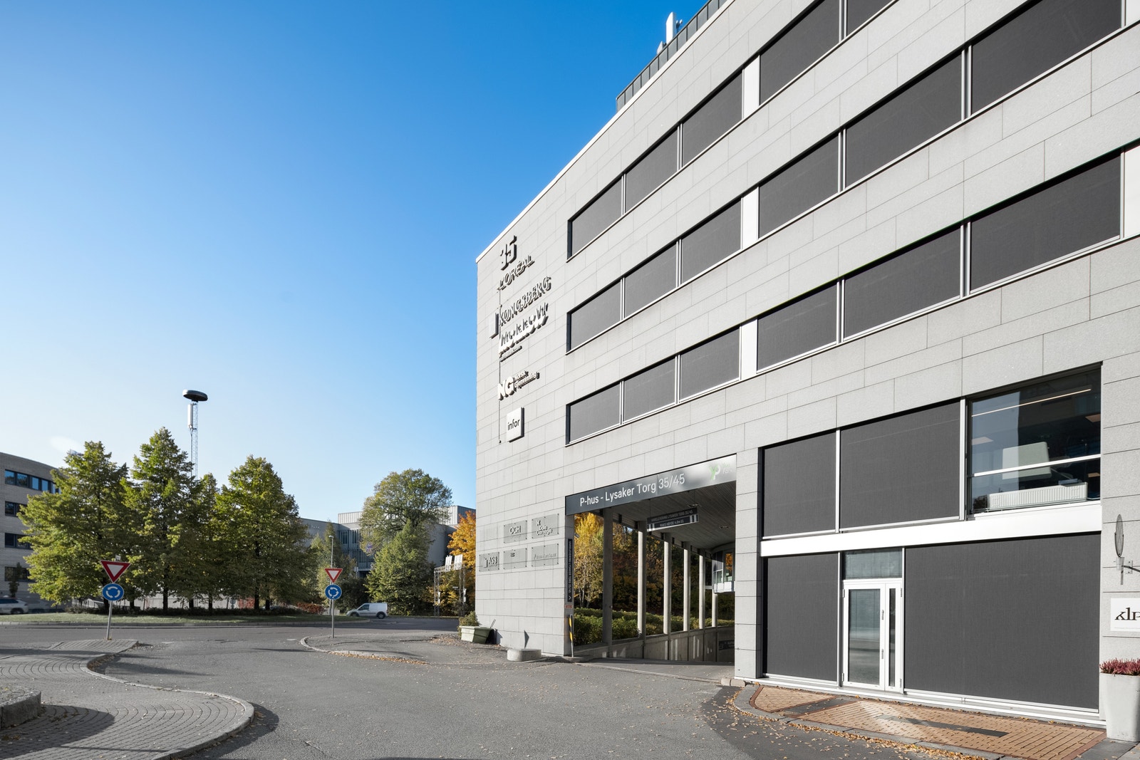 Inngangsparti og nedkjøring til p-hus Galleribilde