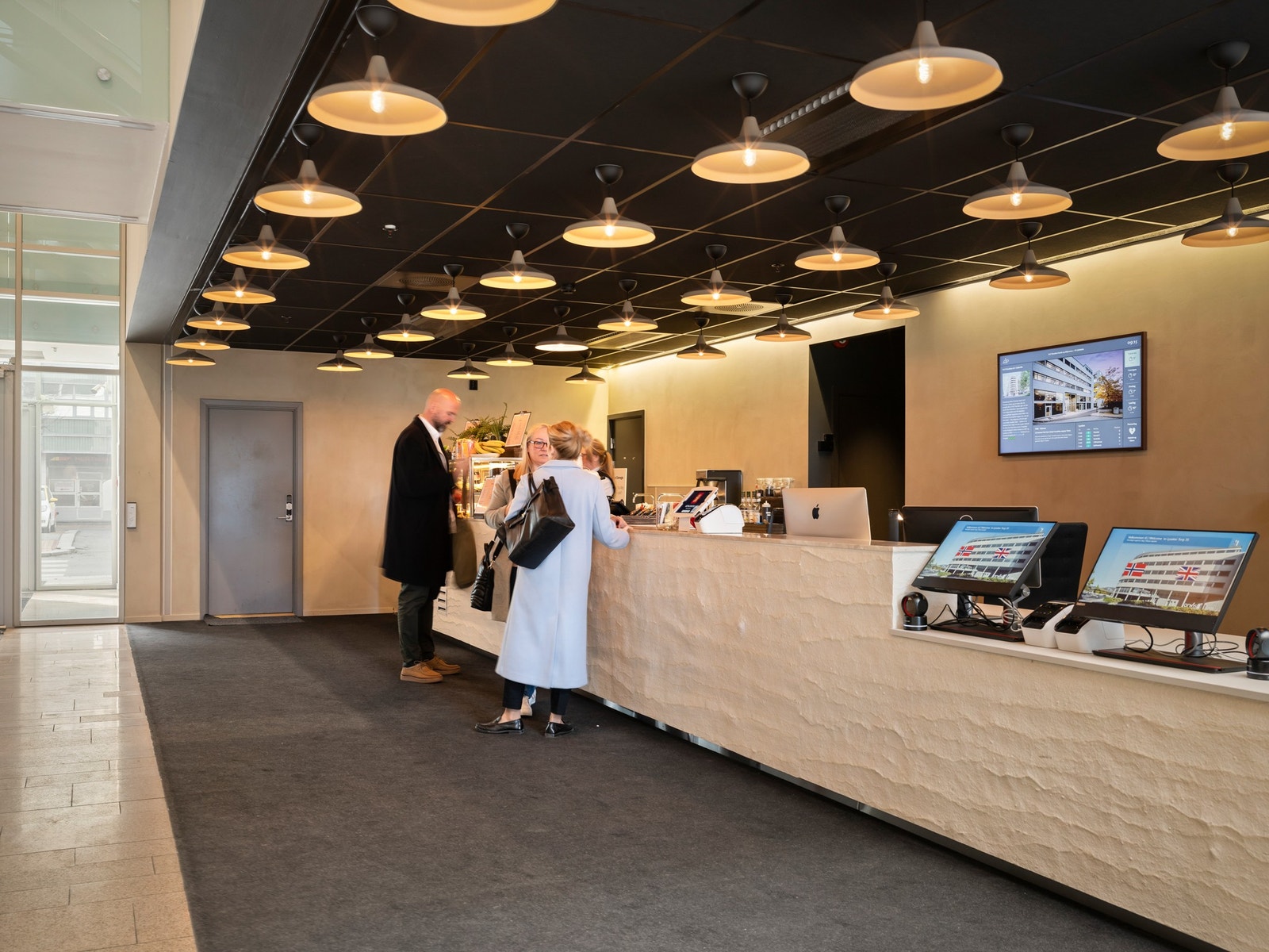 Betjent resepsjon med kaffebar Galleribilde