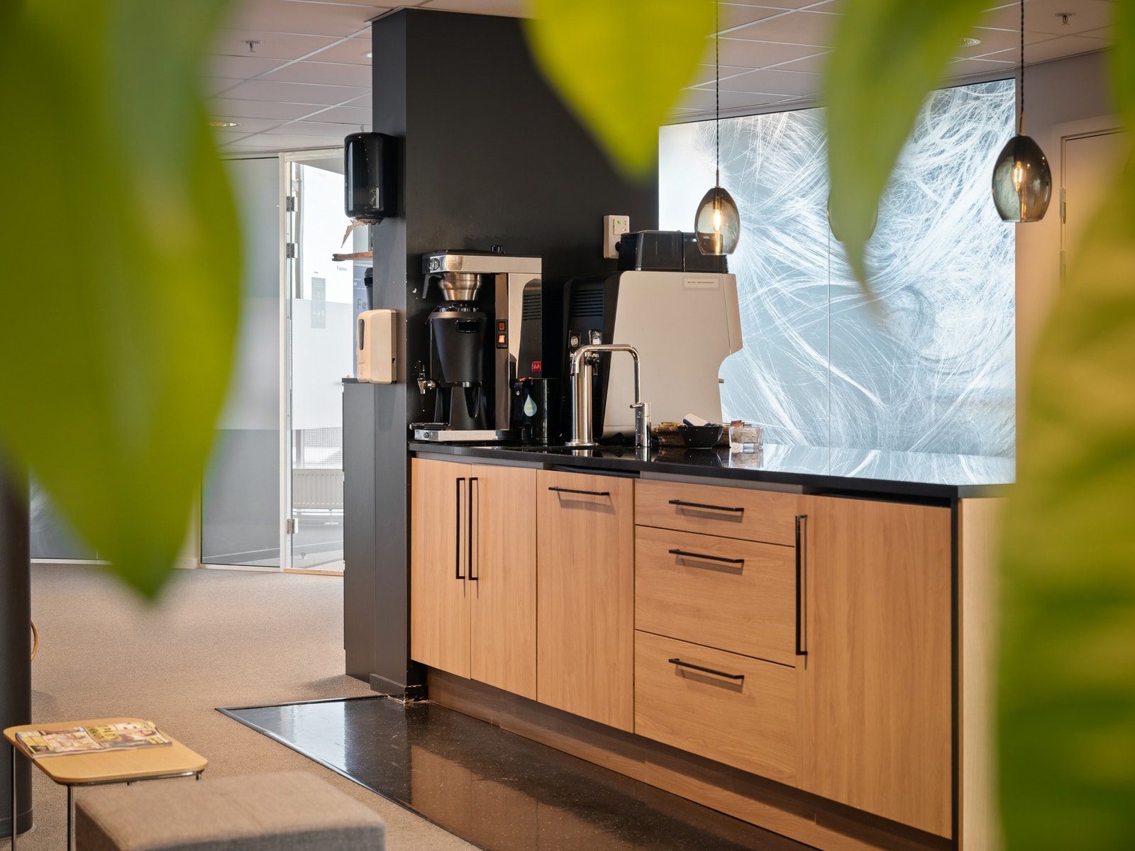 Fra det ledige lokalet, fin kjøkkenøy og sosialsone ved inngangspartiet Galleribilde