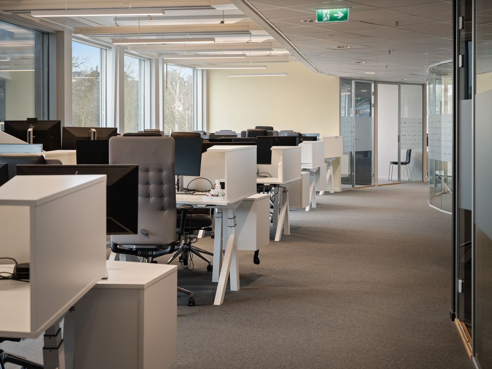 Lokalene er effektive med plass til mange, her fra åpen kontorløsning Galleribilde