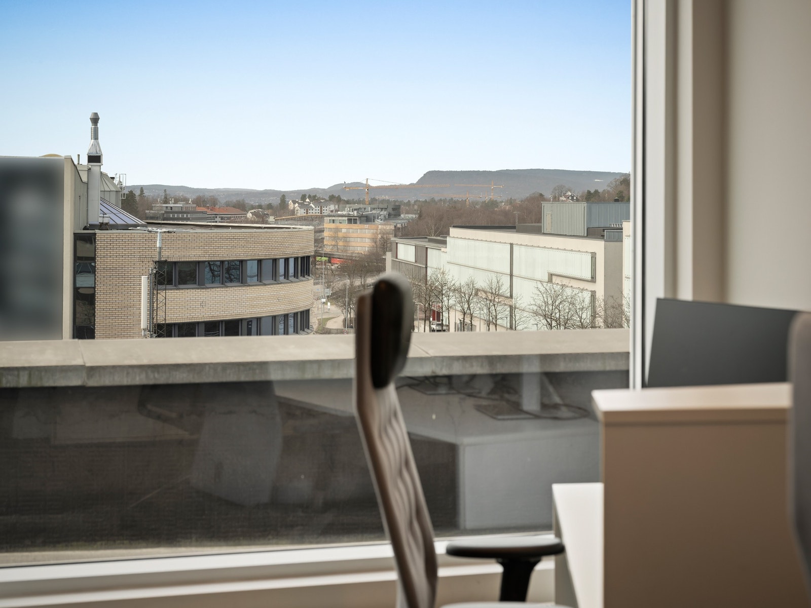 Lokalene er lyse og luftige med god utsikt Galleribilde