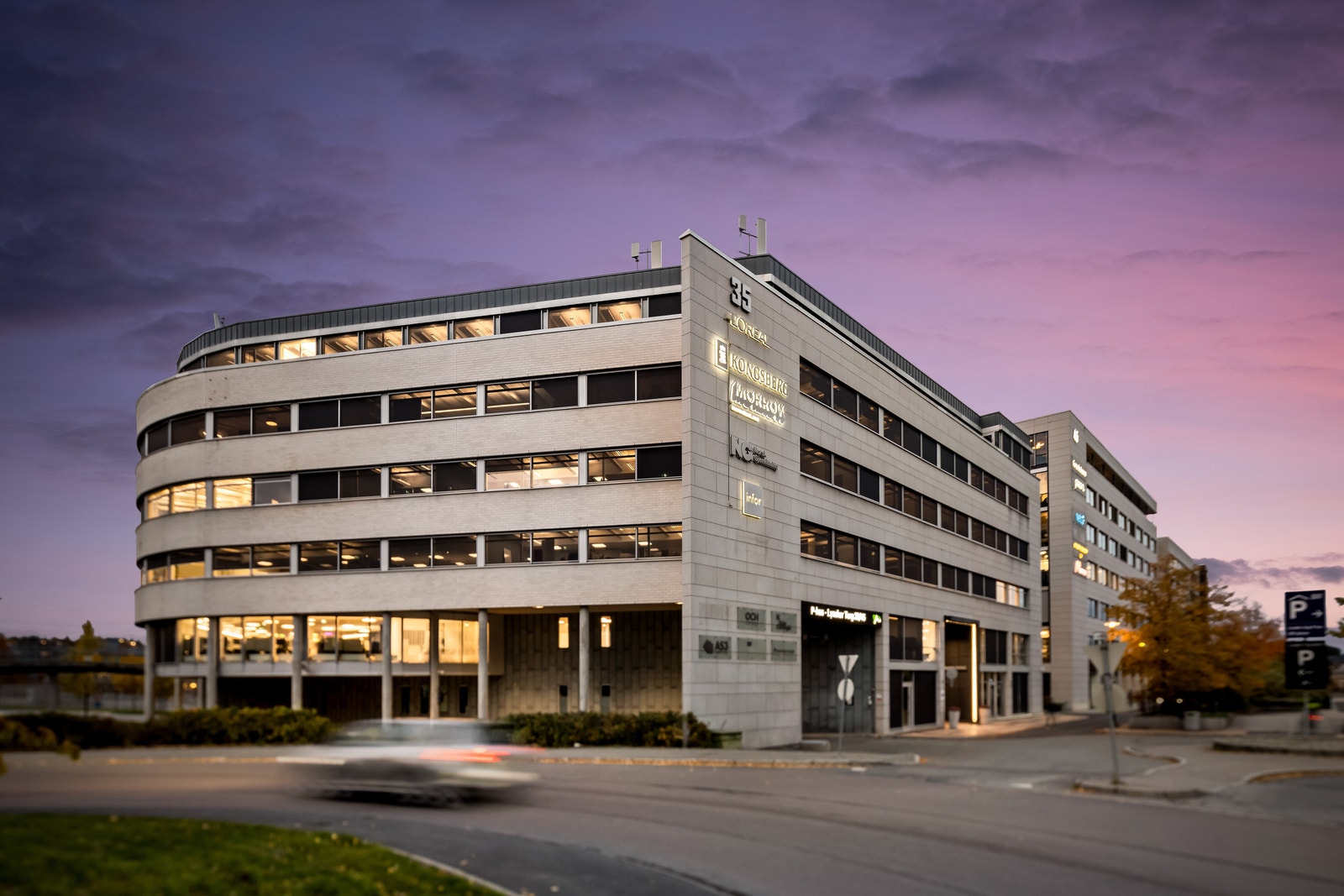 Lysaker Torg 35, godt synlig med enkel tilgang på Lysakerlokket Galleribilde