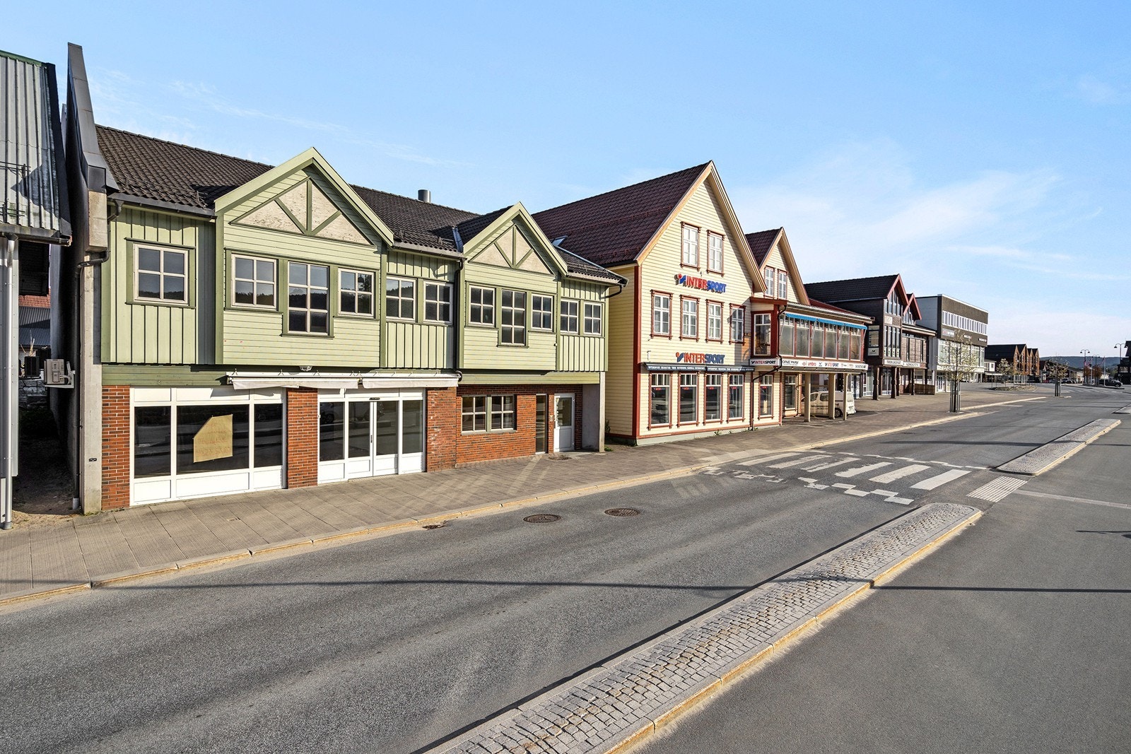 1.etg er butikk på ca. 200 m2 og og 2.etg er kontorlokaler på ca. 226 m2. Galleribilde