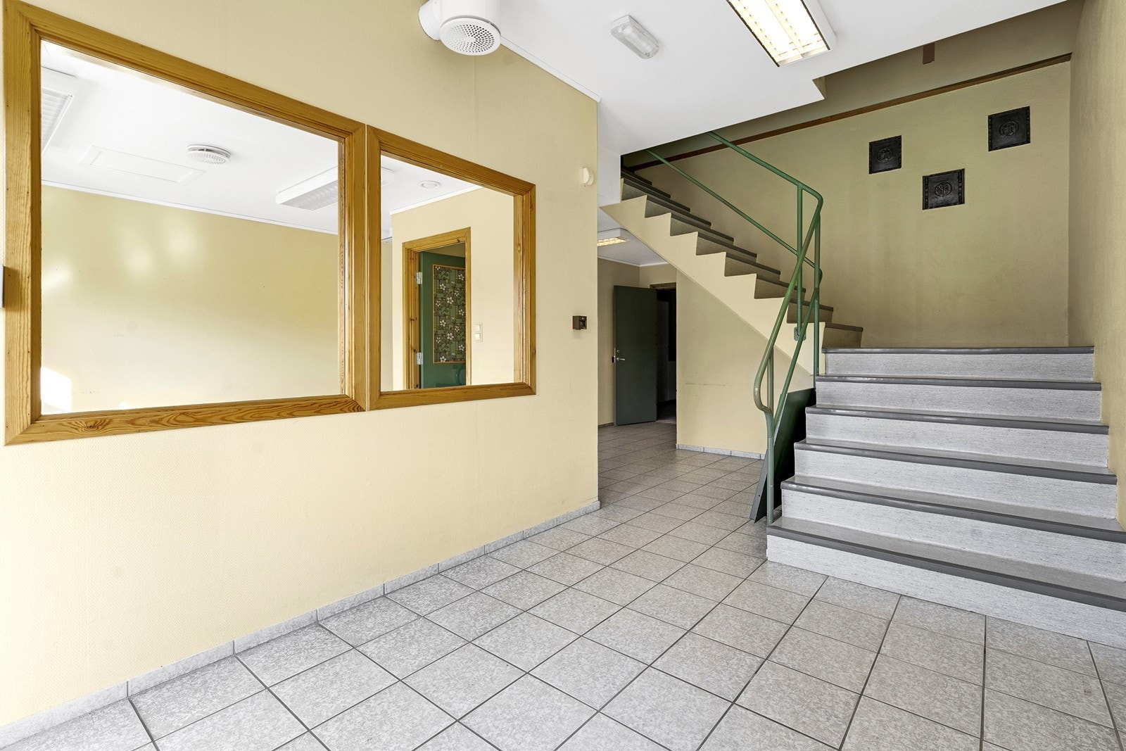Egen inngang i 1.etg til kontorene i 2.etg. Galleribilde