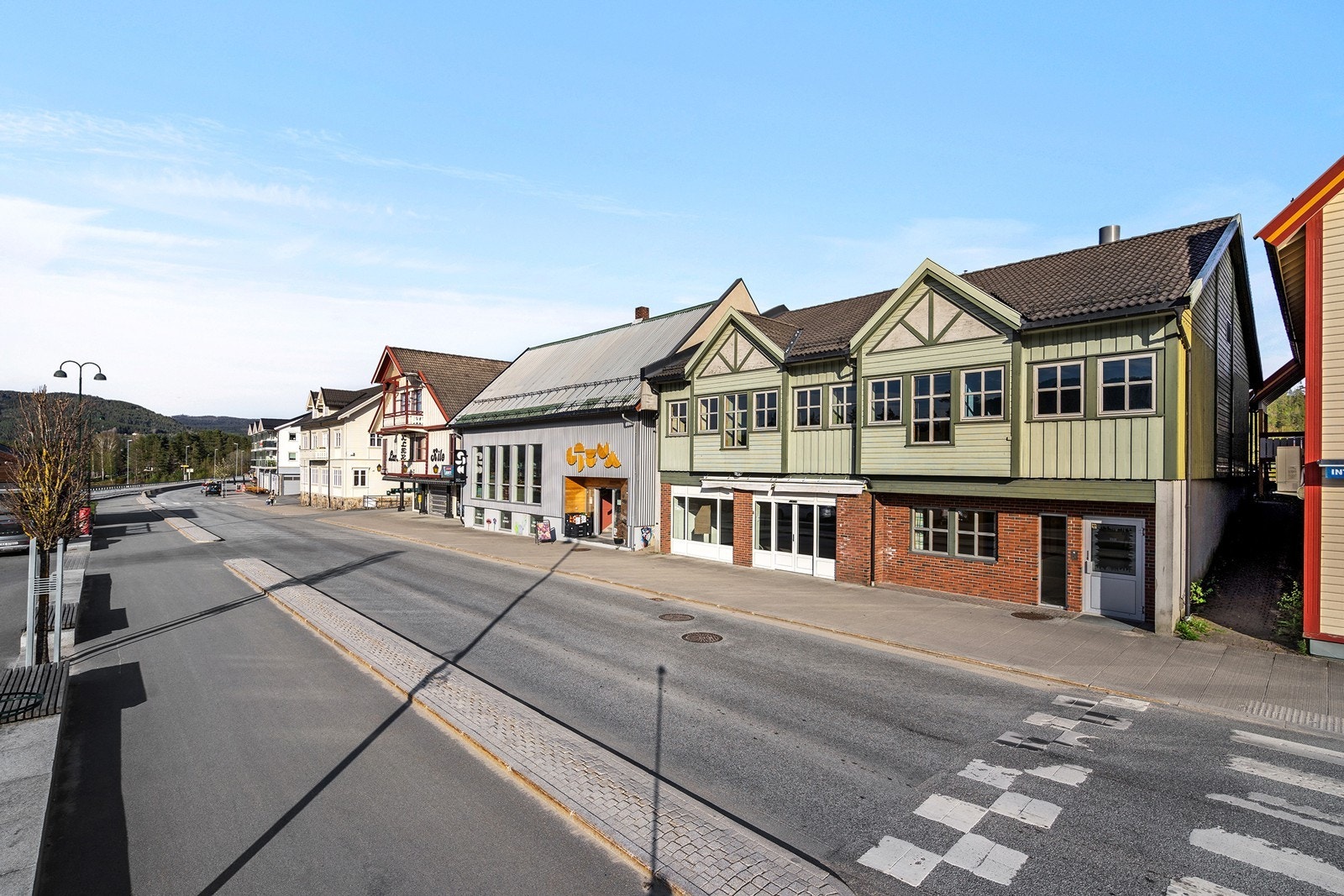 Beliggende sentralt " midt" i Evje sentrum. Galleribilde