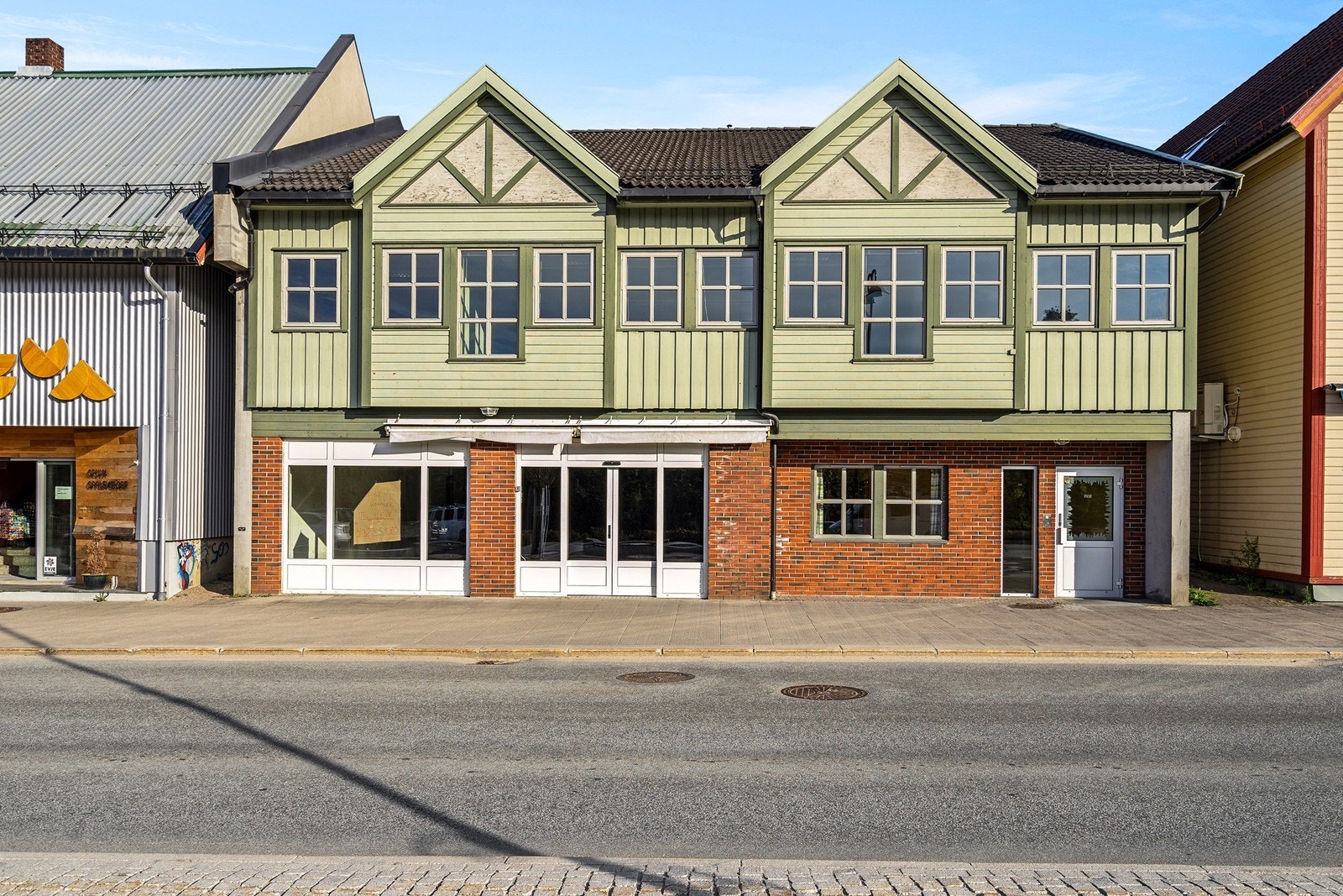 Eiendomsmegler Norge avdeling næring har gleden av å presentere for salg et næringsbygg i 2 etasjer i Evje sentrum. Galleribilde