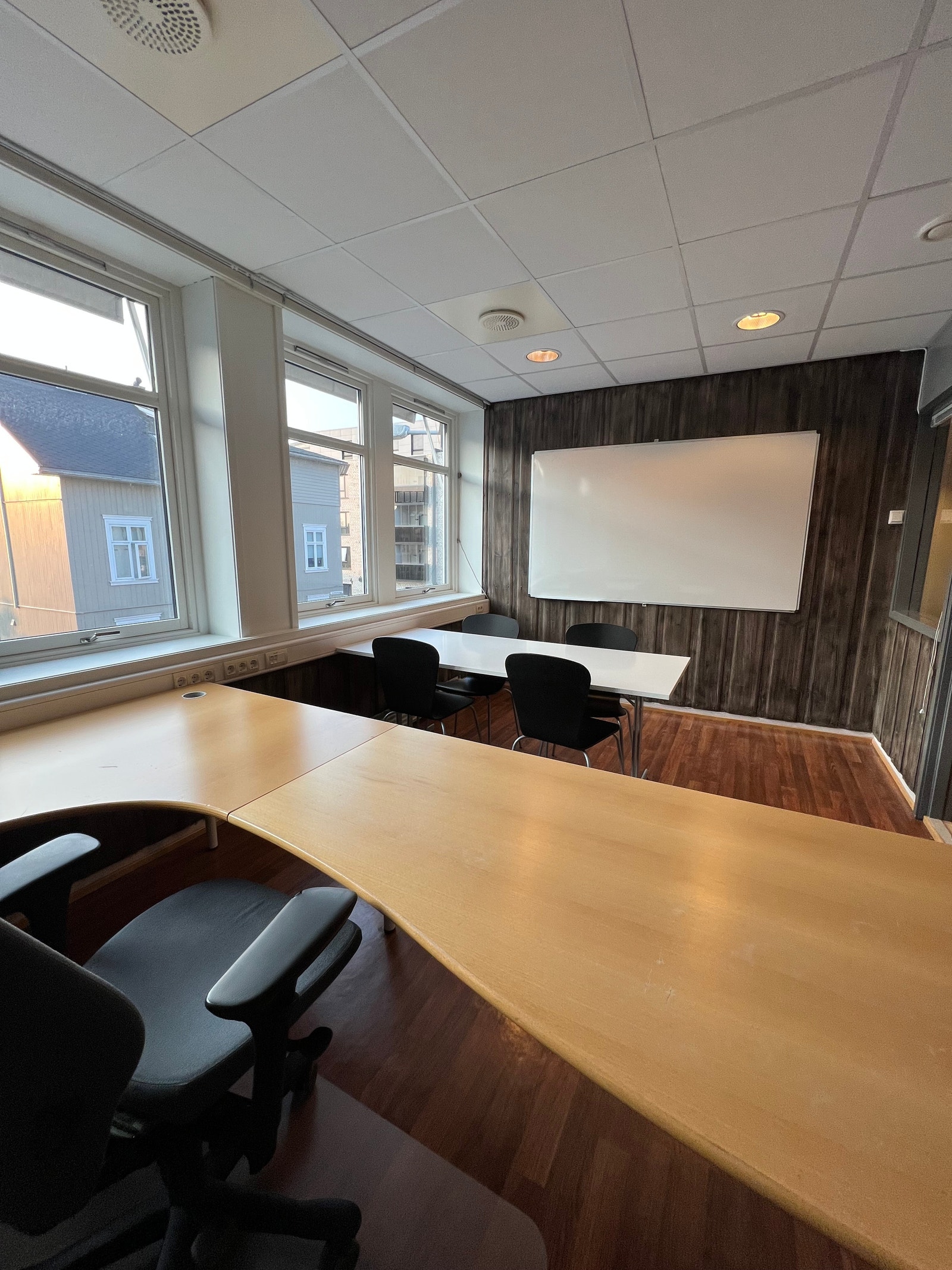 Kontoret er stort og kan fint benyttes til møter.. Galleribilde