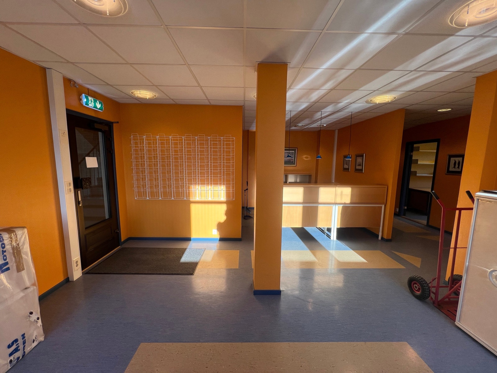 1. etg. Stort lokale ca. 140 kvm, resepsjon/inngang! Galleribilde