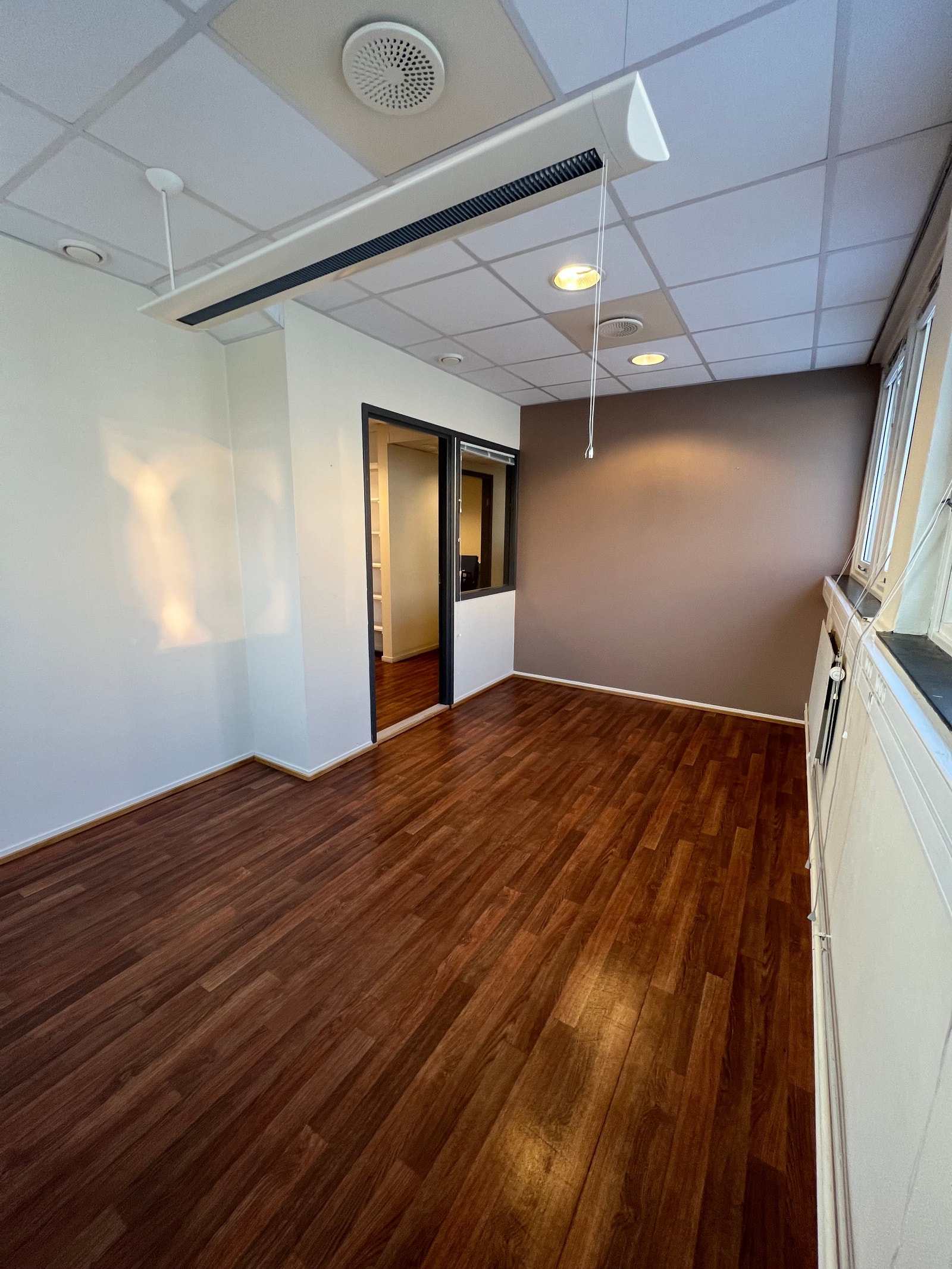 Kontoret slipper inn mye lys. Galleribilde