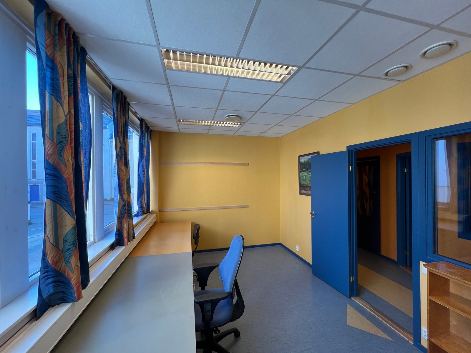 Kontorene slipper inn godt med lys. Galleribilde