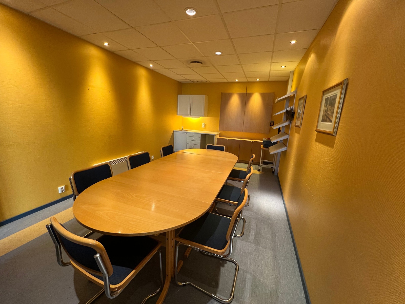 Møte/spiserom har minikjøkken. Galleribilde