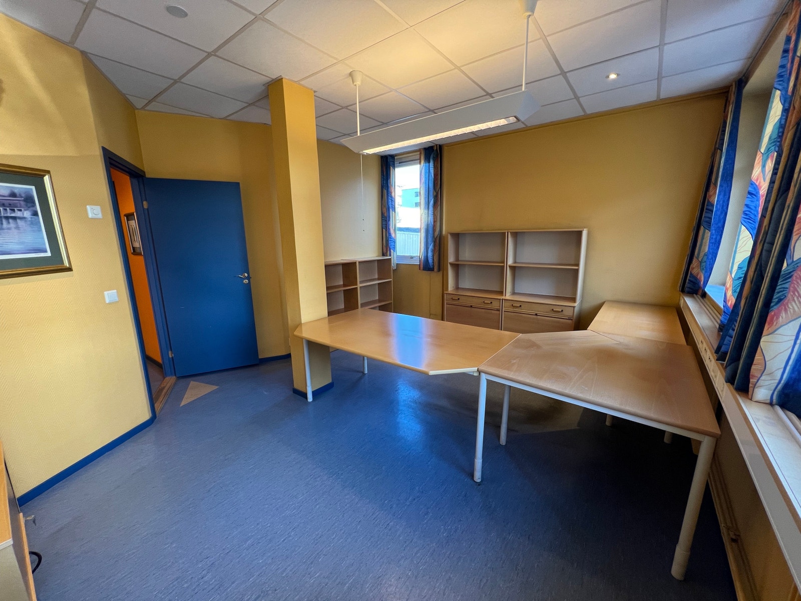 1. etg. Stort kontor med vinduer på to sider! Galleribilde