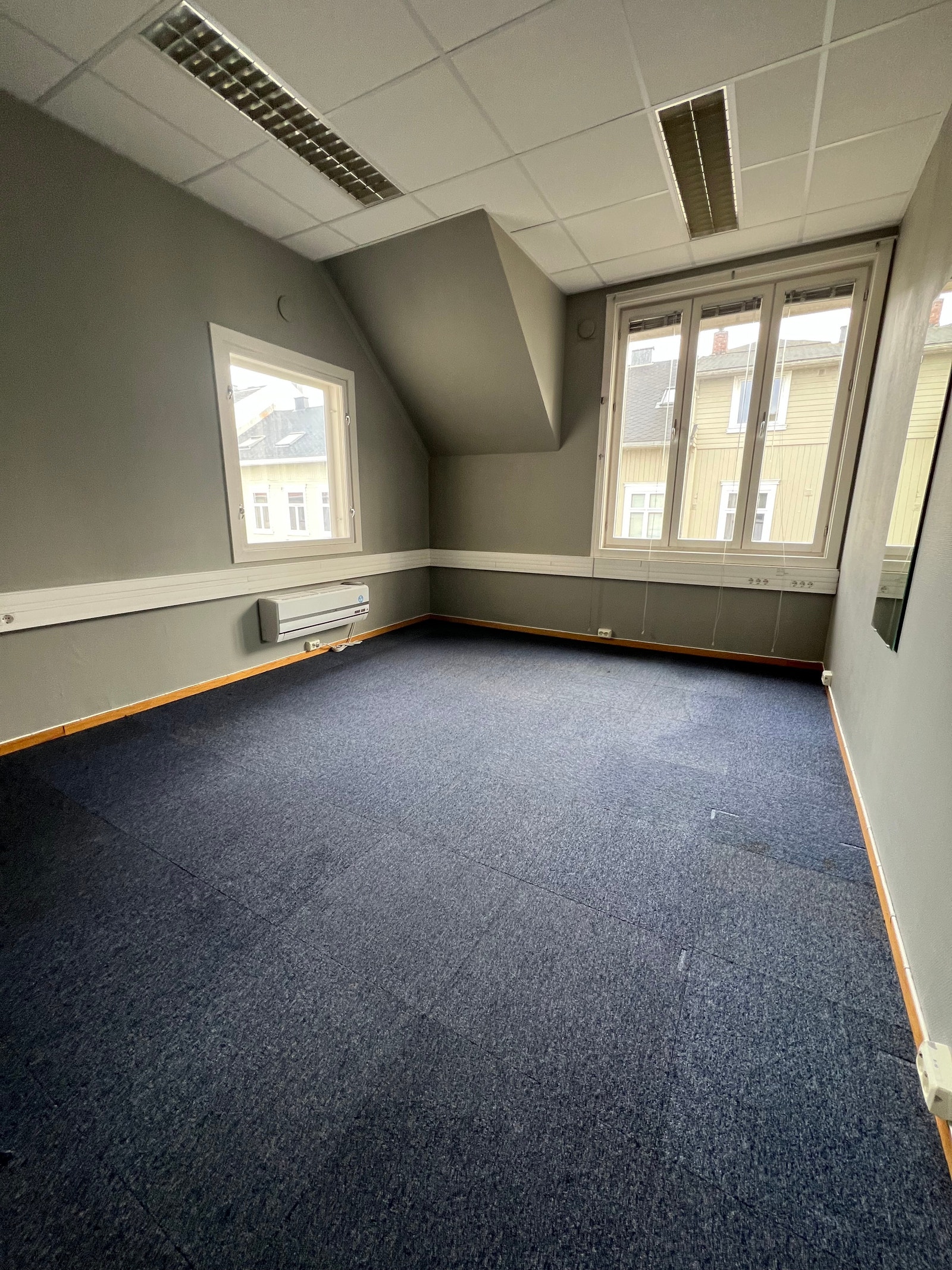 2. etg. Stort hjørnekontor mot Trondhjemsvegen! Galleribilde