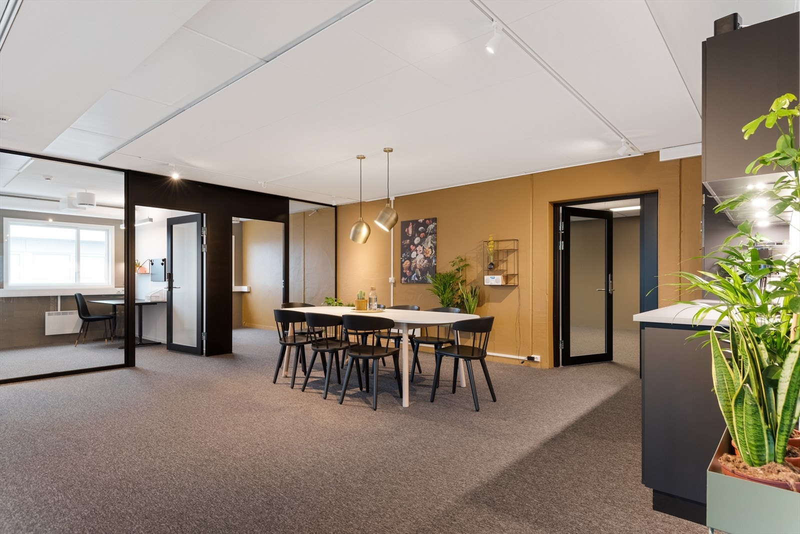 Felles innbydende spiserom/mingleareal Galleribilde