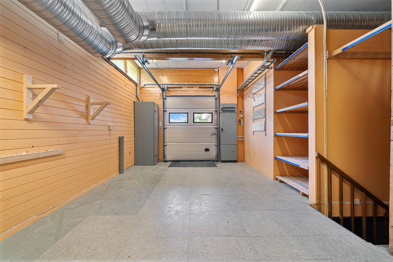 Lager med nedgang til garderober og arkivrom. Galleribilde