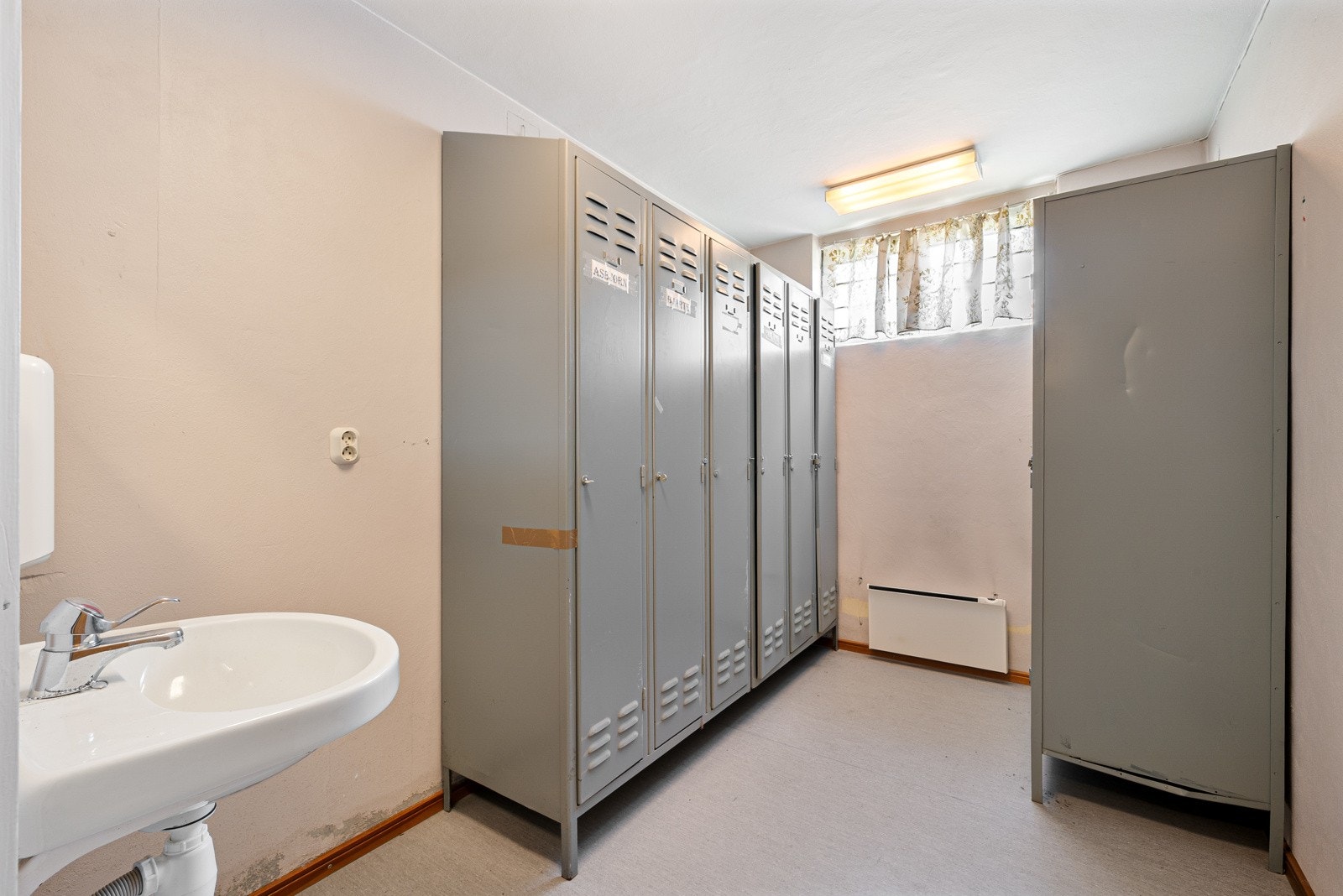 Garderobe i underetasje Galleribilde