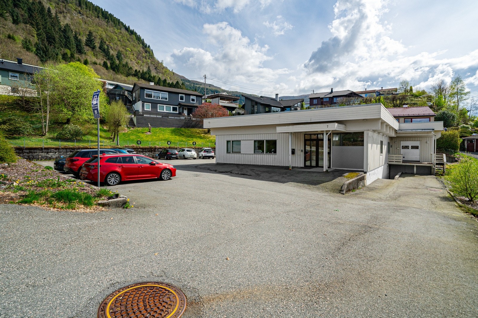 Frittliggende eiendom med gode parkeringsarealer Galleribilde