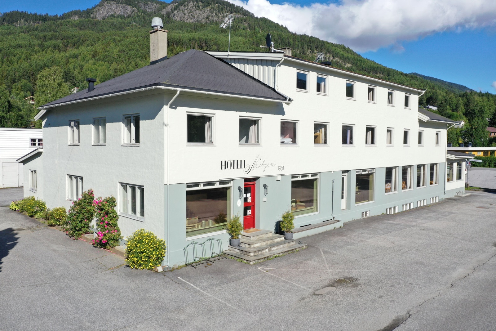 Hotellet har inngang både på fasadesiden mot vei, og fra parkeringsplass på hotellets solside. Galleribilde