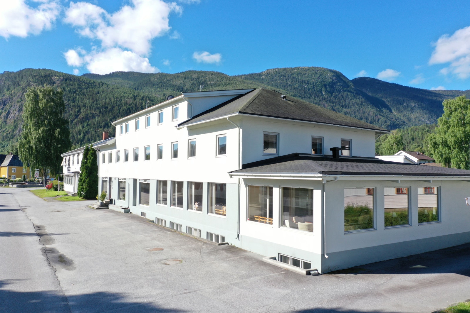 Hotellet ligger vakkert til langs Alfarvegen, et steinkast fra sentrumskjernen i Nesbyen Galleribilde