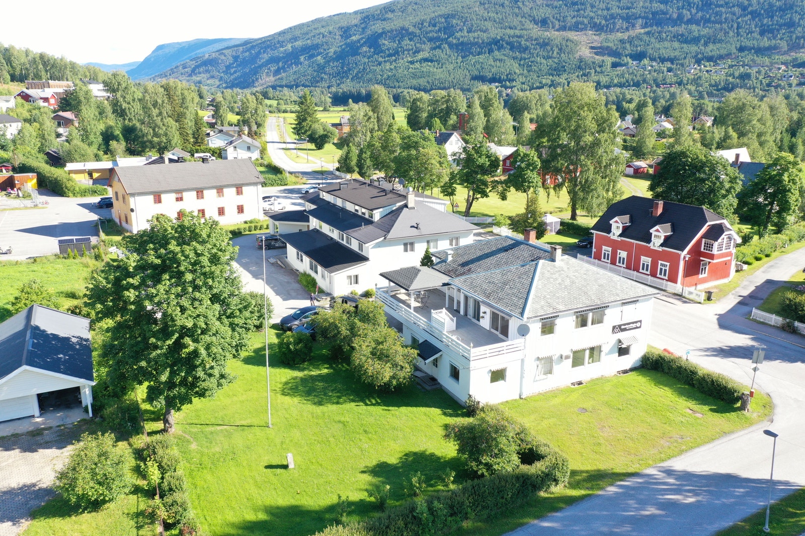 Nesfjellet Prosjektutvikling AS eier også eiendommen ved siden av hotellet. Denne kan også kjøpes på nærmere forespørsel Galleribilde