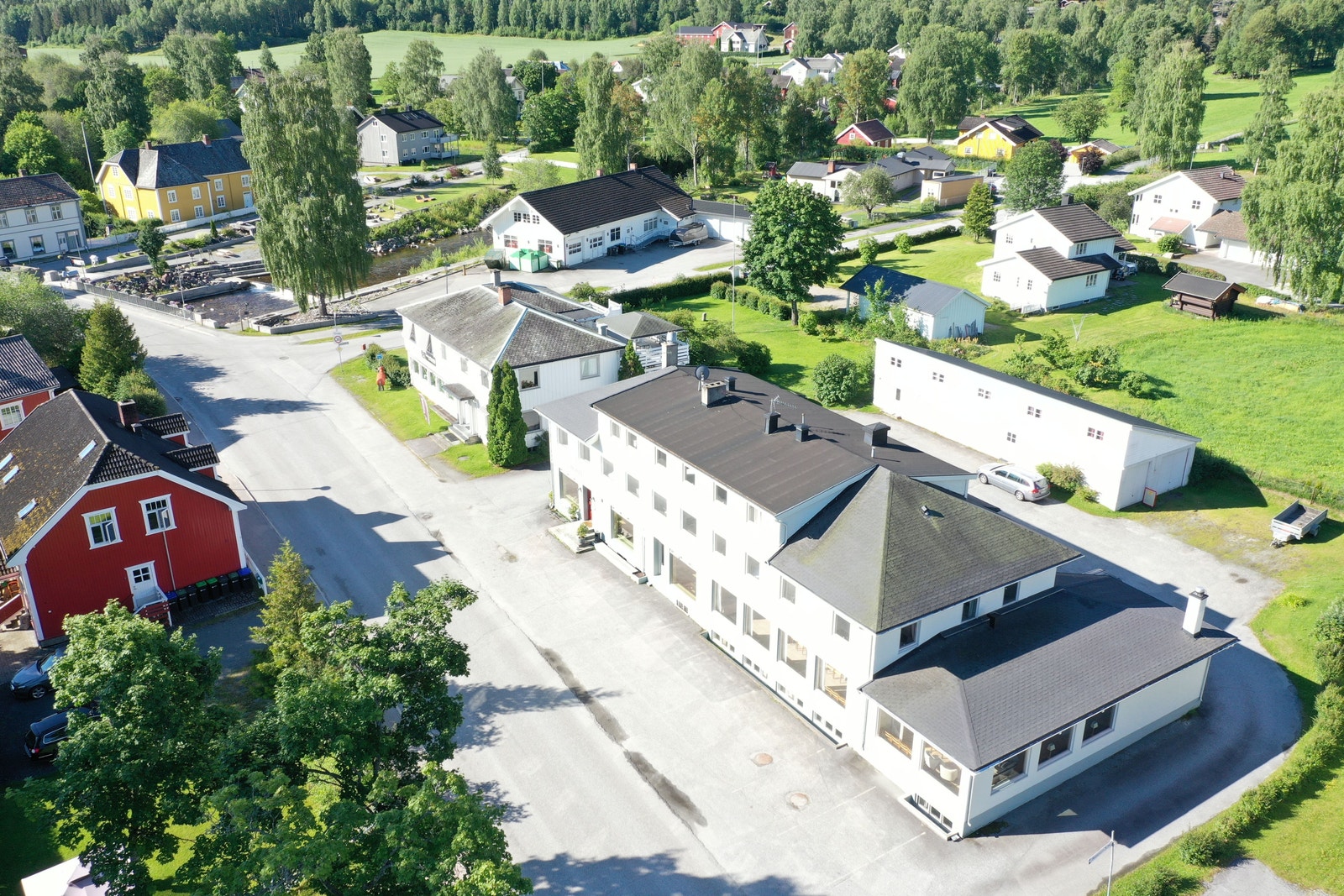 På eiendommen står også et større uthus på ca. 130 kvm bestående av bl.a. 4 garasjeplasser i tillegg til lagerlokaler Galleribilde