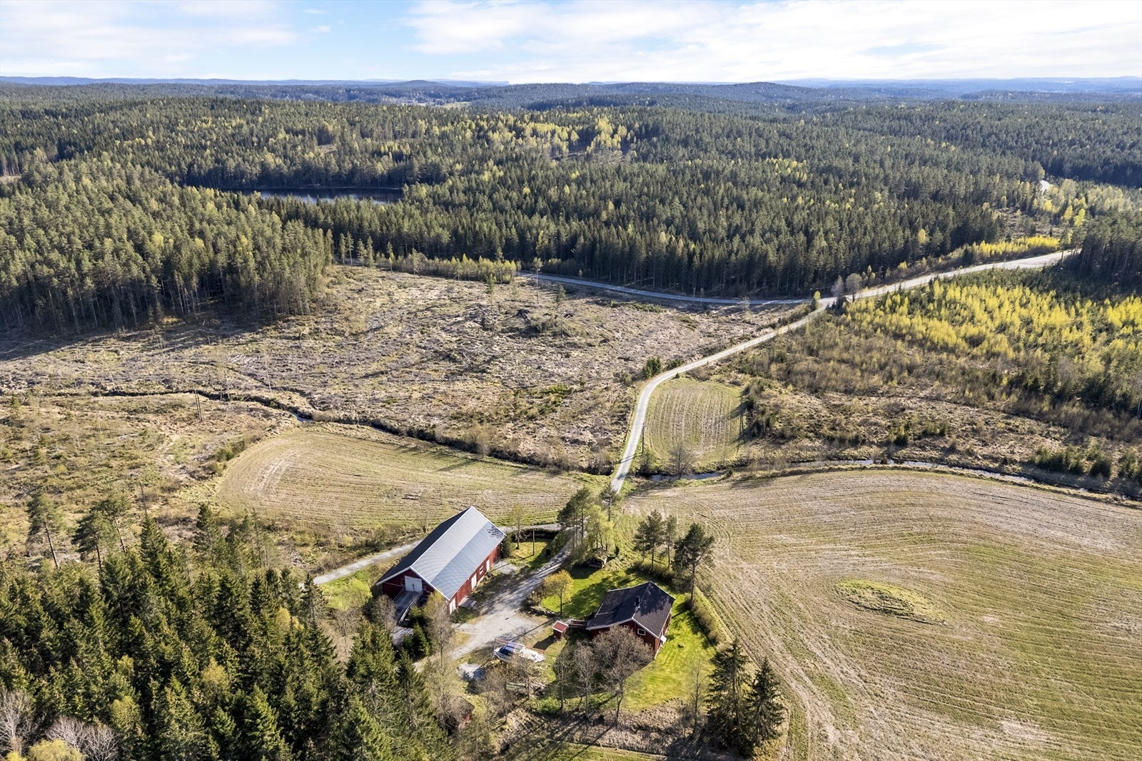 På eiendommen er det oppført vånningshus, driftsbygning/låve, samt hundehus, lekestue/hagebod og jaktkoie Galleribilde