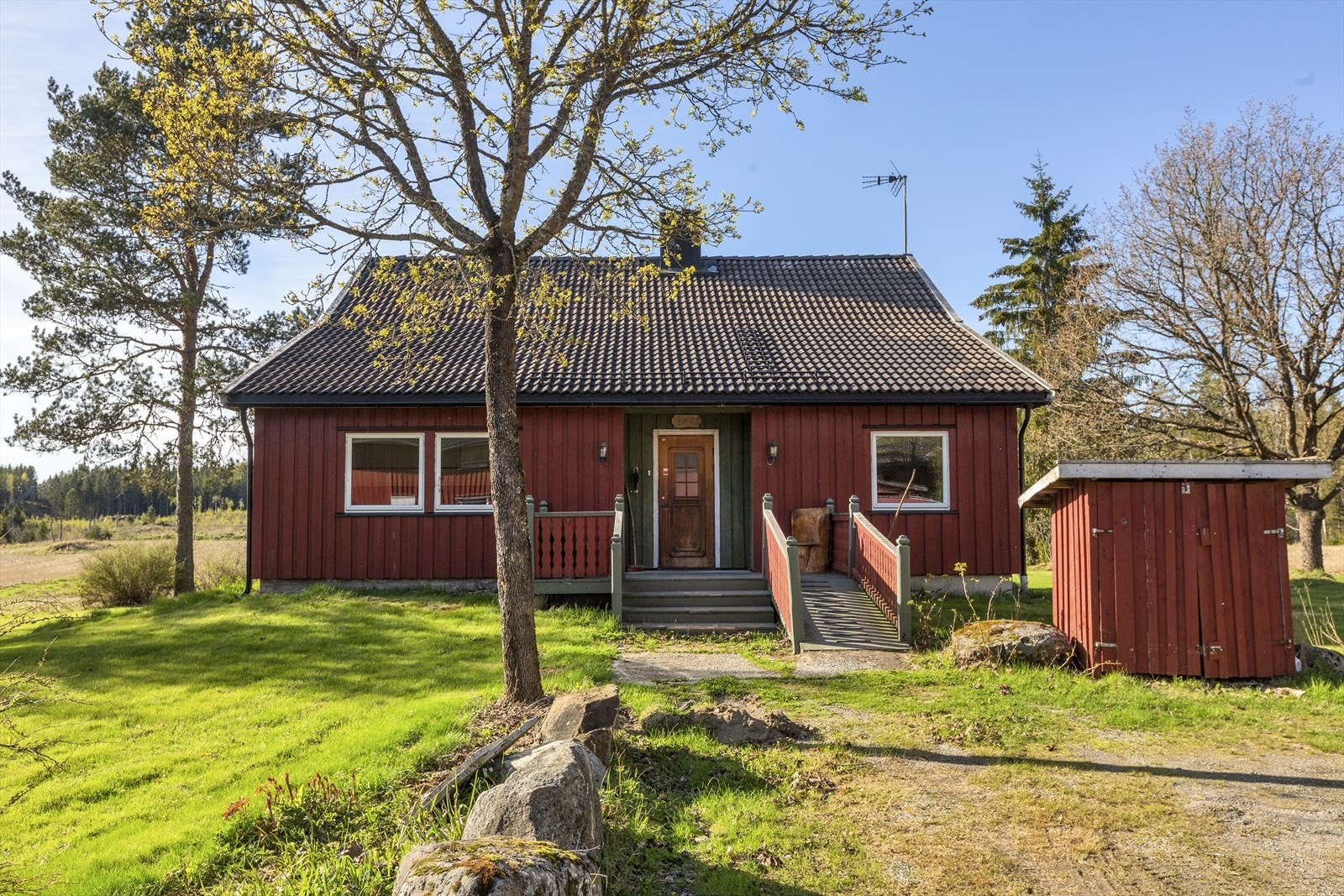 Våningshuset har 2 plan med innredet kjeller, som inneholder bl.a. 2 bad, 2 stuer, kjøkken og 4 soverom Galleribilde