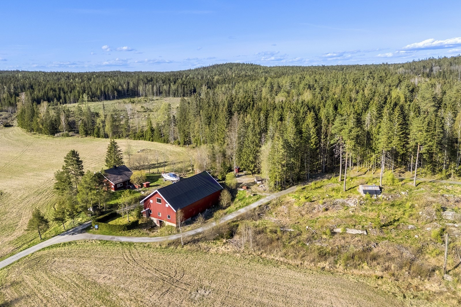 Tegneby & Grønnerød Landbruksmegling AS har gleden av å presentere landbrukseiendommen "Roås," idyllisk beliggende i Spydeberg Galleribilde