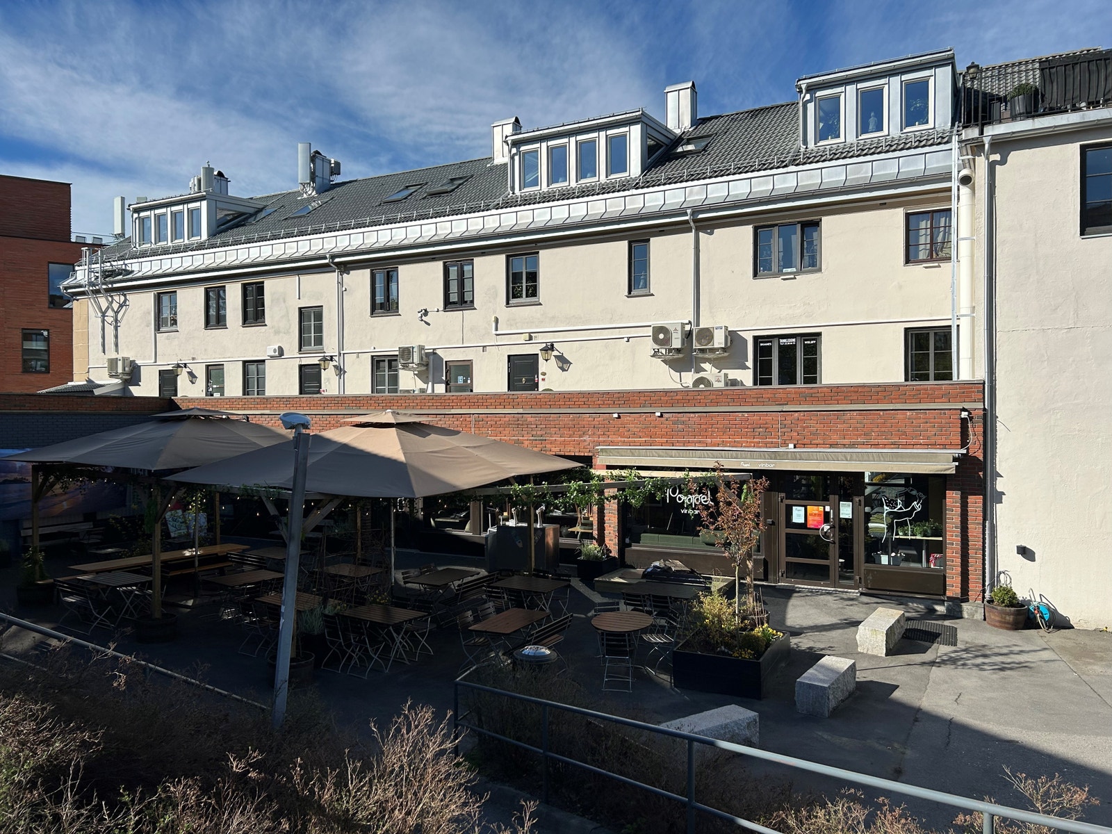 Bygget har kontorer i 2. etasje. Galleribilde