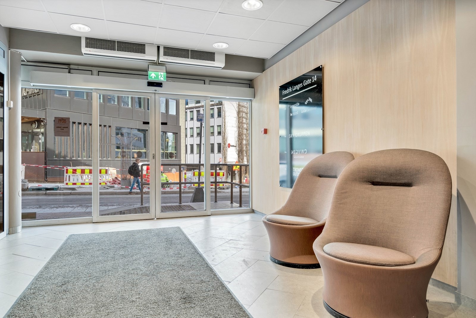 Lyst og romslig inngangsparti i bygget Galleribilde