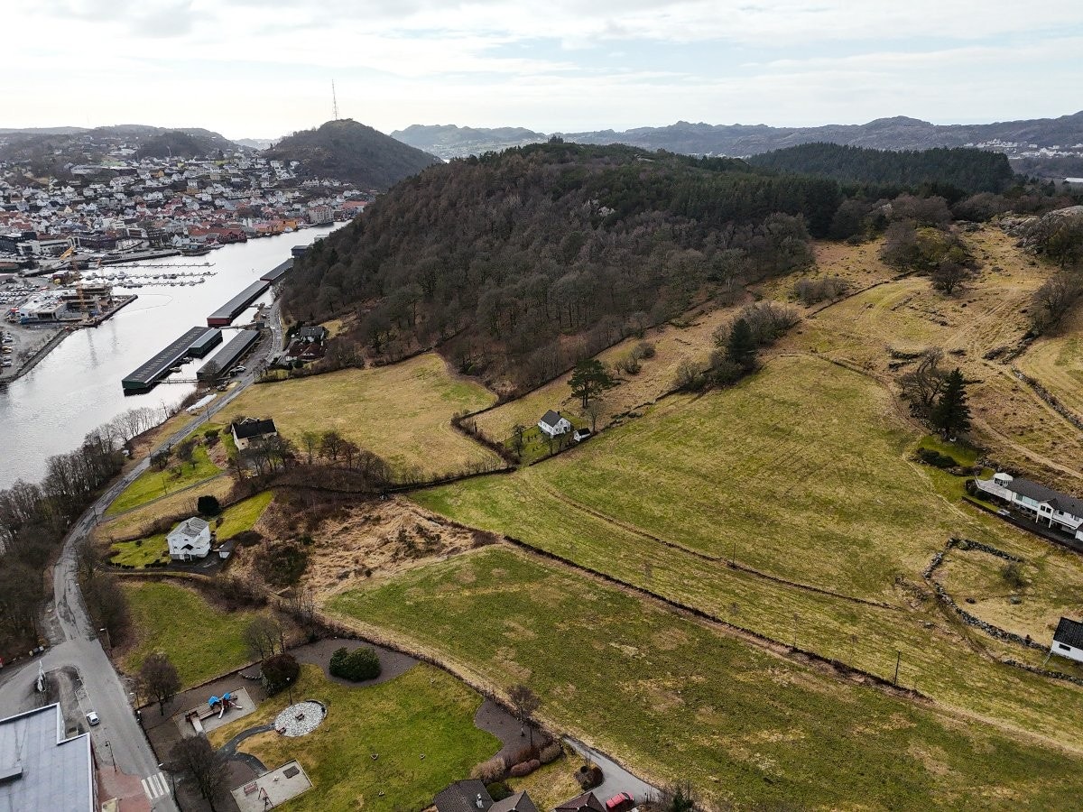 Slik det ser ut idag. Hele grøntområdet her er tiltenkt ny videregående skole og boligbebyggelse. Galleribilde