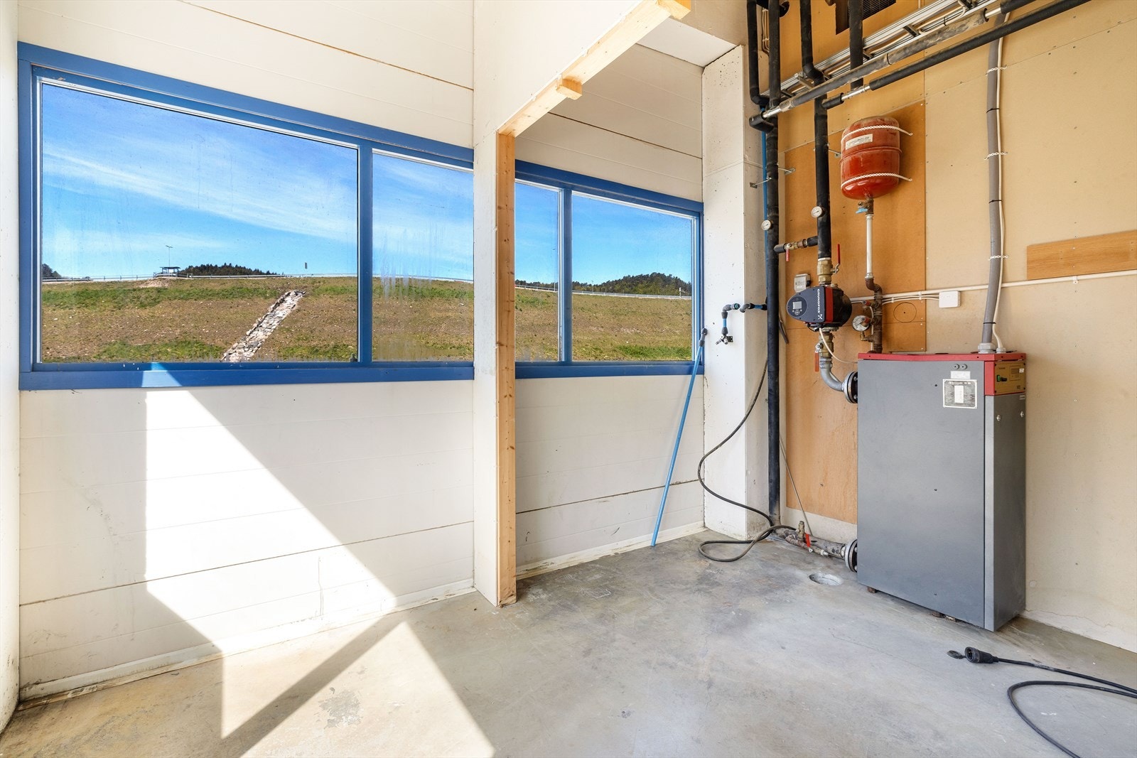 Fyringskjele teknisk rom, det ligger klart til trykkluft i hele lokalet -ny kompressor kreves Galleribilde