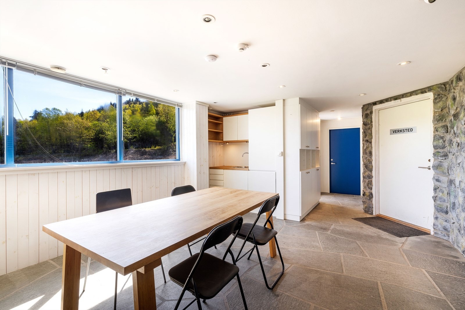 Spiserom med kjøkken, toalett i bakkant Galleribilde