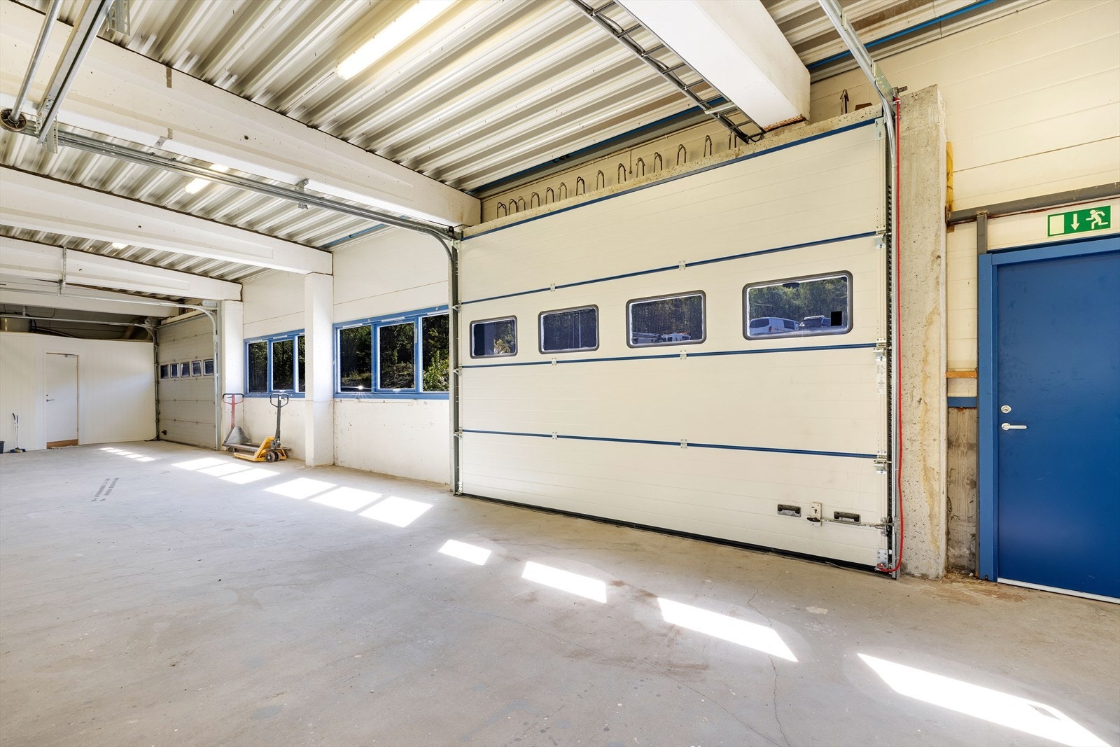 Enkel standard innvendig, bygget er godt holdt - Utgangsdører er byttet Galleribilde