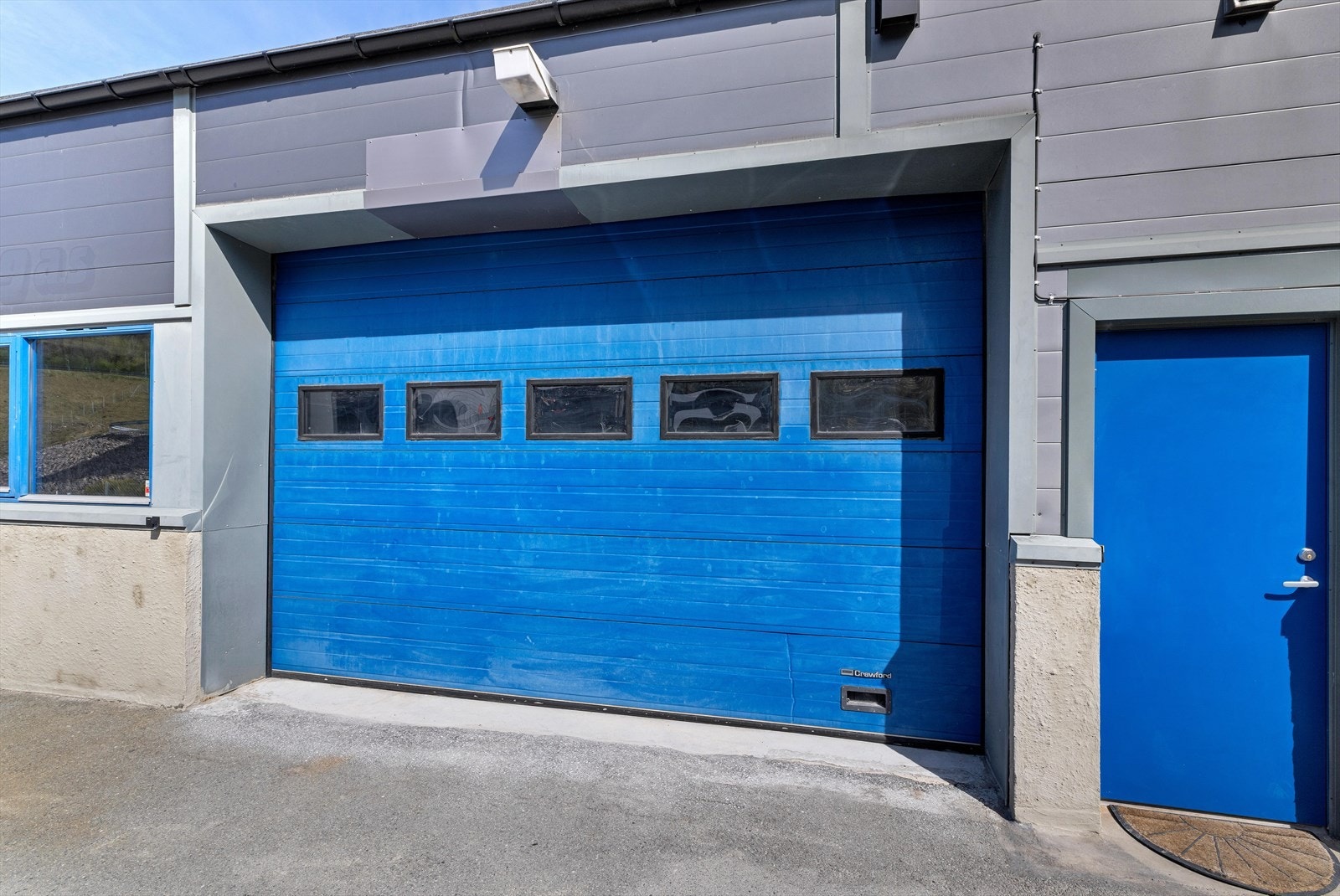 1 av 2 porter inn til lager Galleribilde