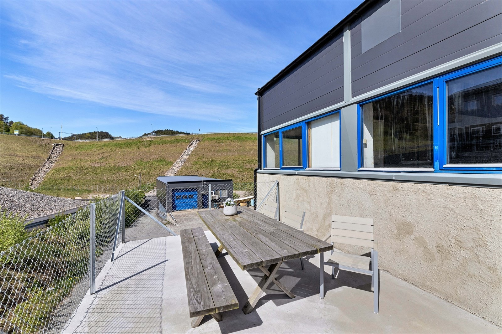 Fin uteplass med sol hele dagen Galleribilde