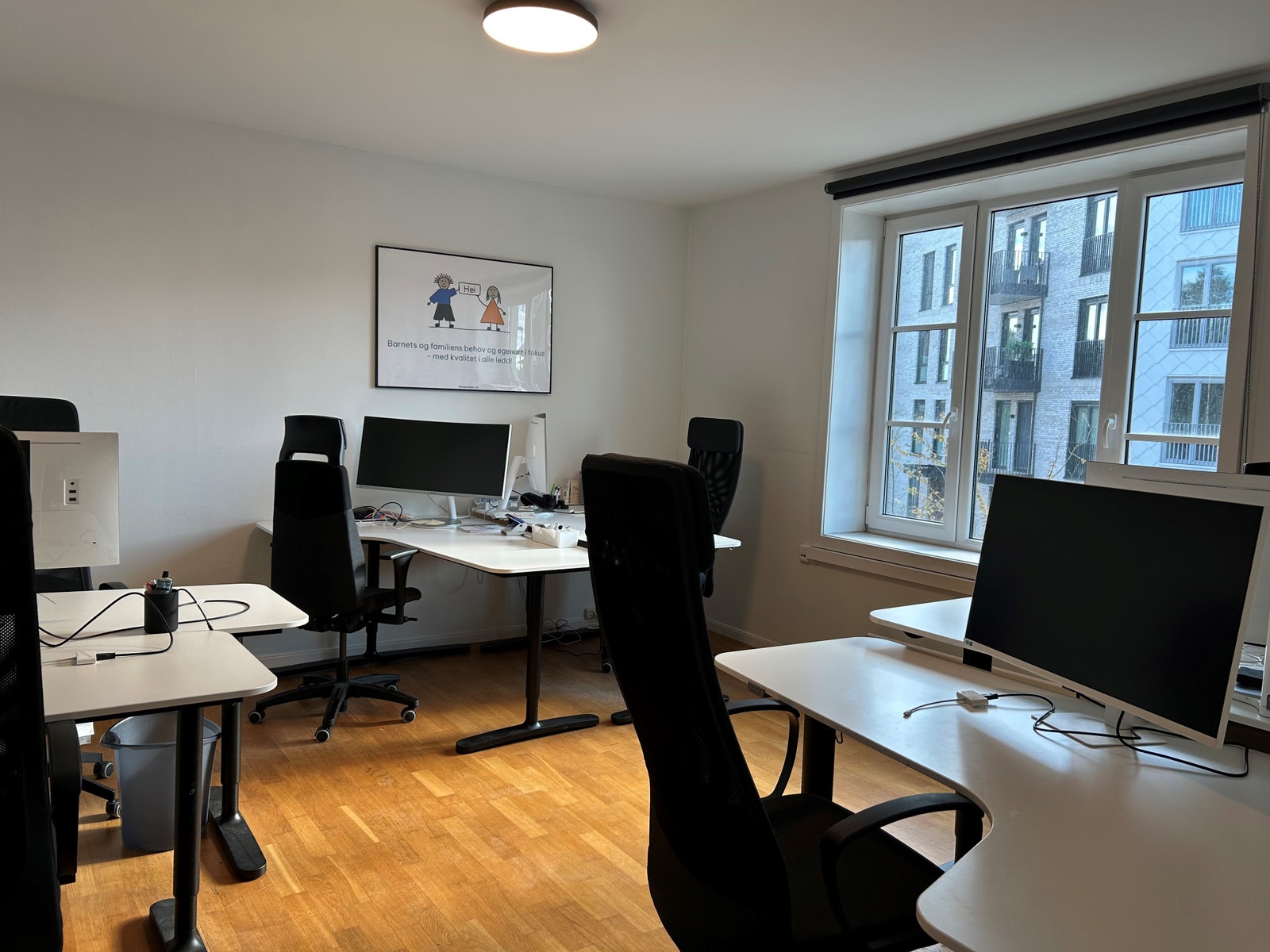 I dag er dette kontoret innredet med 6 arbeidsstasjoner, sett fra møterommet. Galleribilde