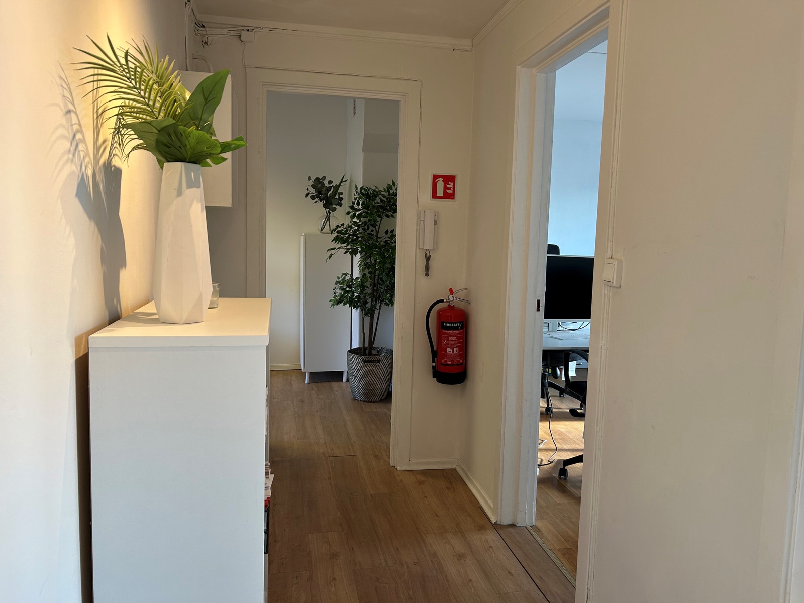 Gang fra inngangsparti til kontorer og toalett. Galleribilde