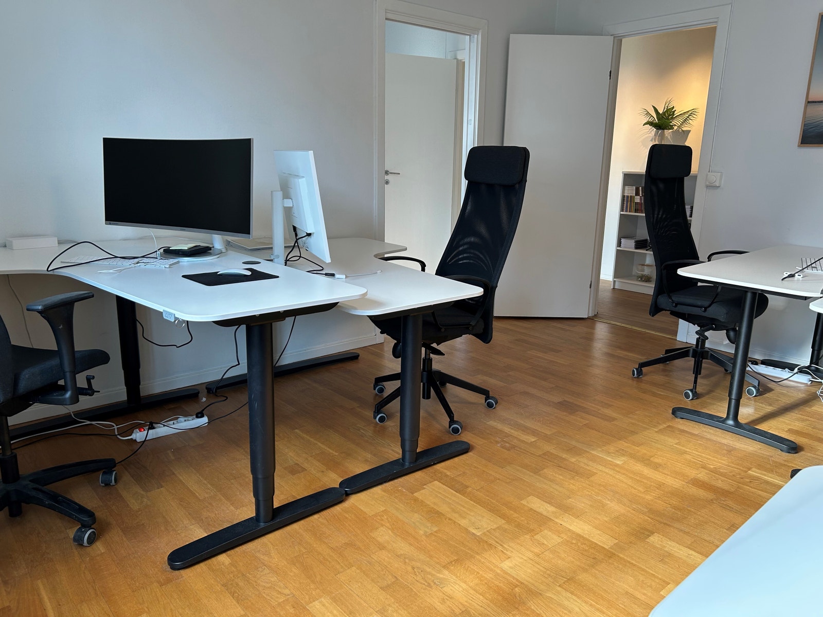 Det store kontoret mot gang. Galleribilde