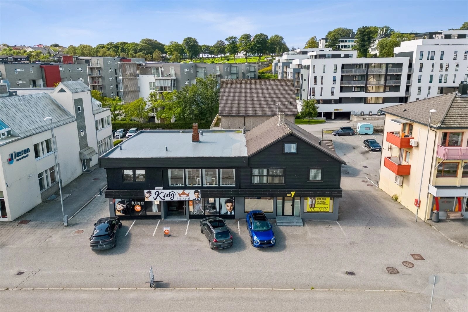Bygget har blant annet blitt malt utvendig, byttet noe kledning, byttet noen vinduer og pusset mur. Galleribilde