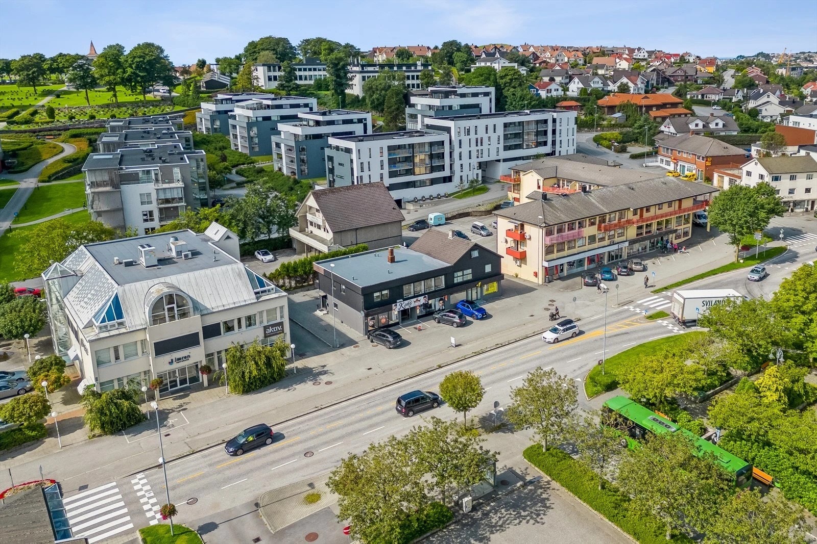 Eiendommen har næring i 1.etasje og leilighet i 2.etasje. Galleribilde