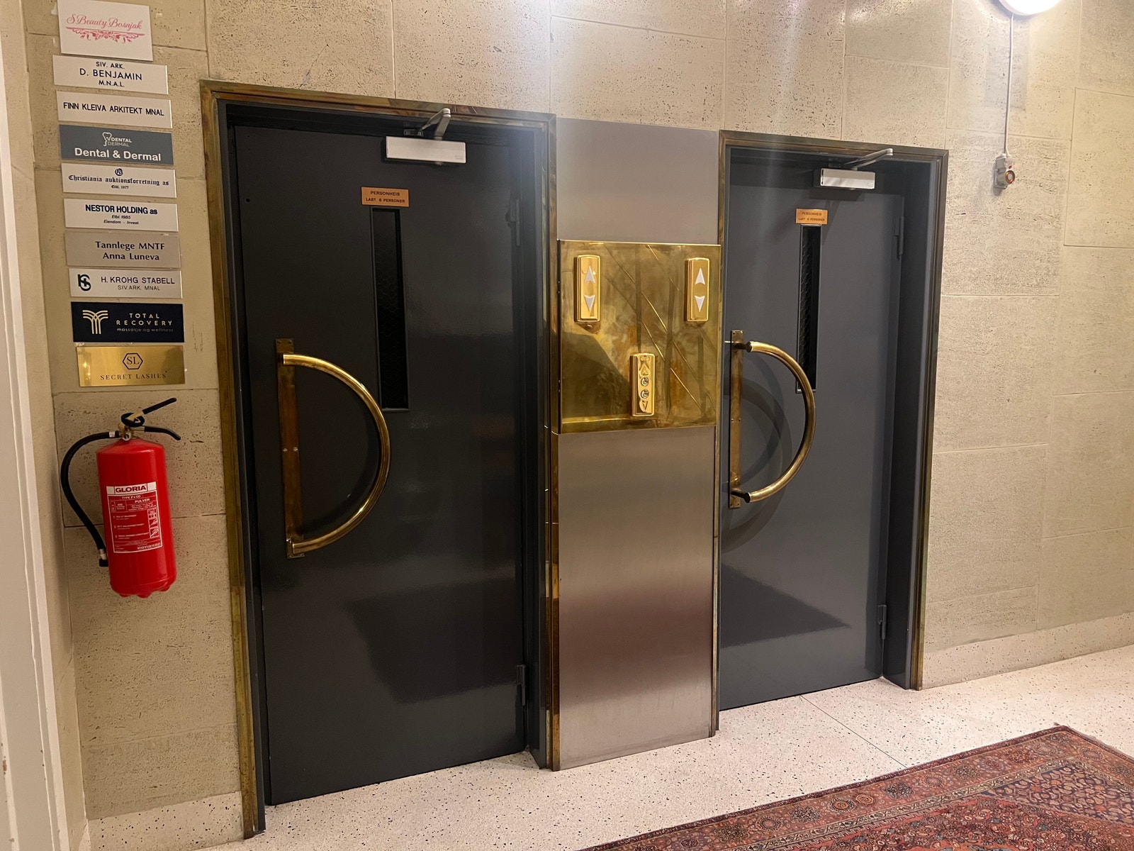 To personheiser - og en vareheis Galleribilde