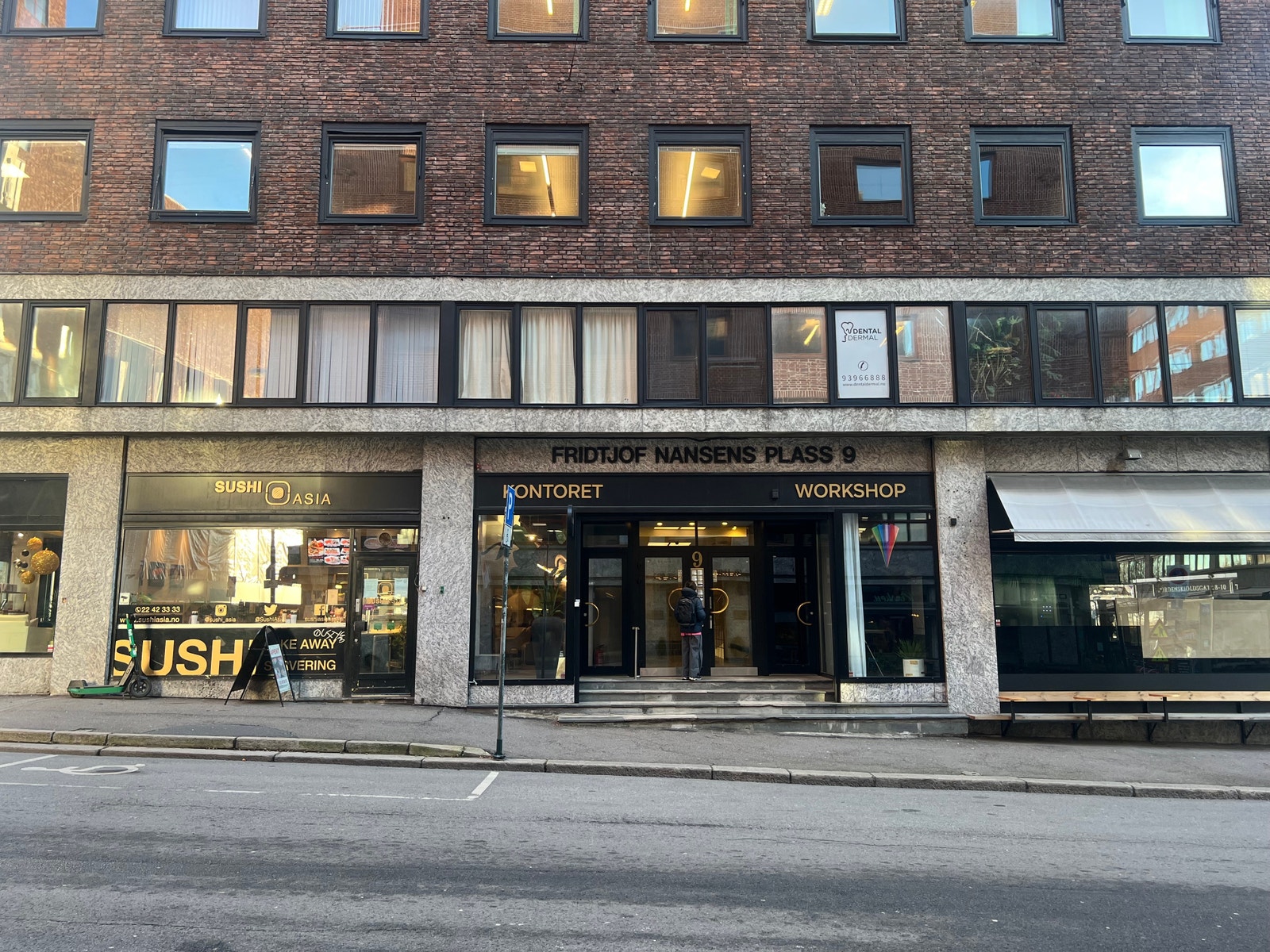 Inngangsparti fra gaten Galleribilde